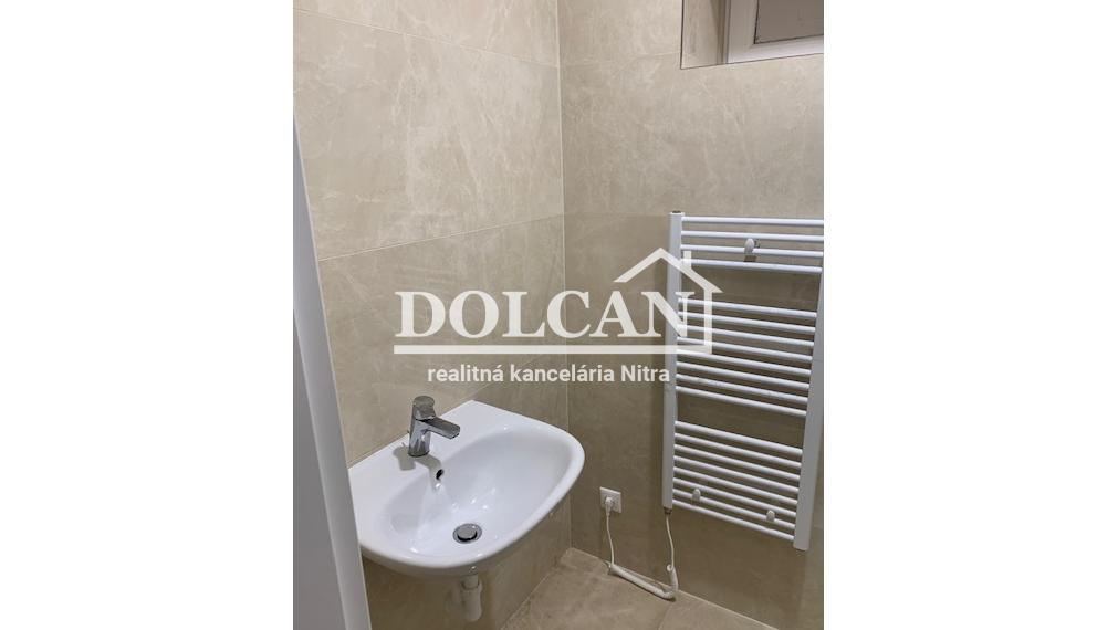 Na prenájom nezariadený 2-izb.byt s možnosťou parkovania, Nitra, centrum