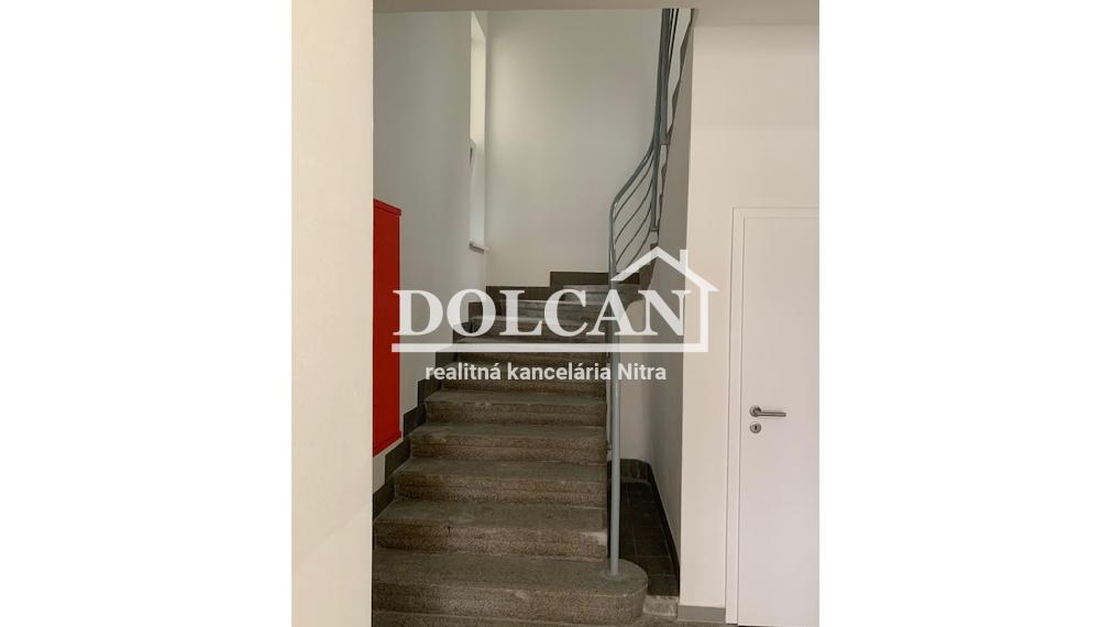 Na prenájom nezariadený 2-izb.byt s možnosťou parkovania, Nitra, centrum