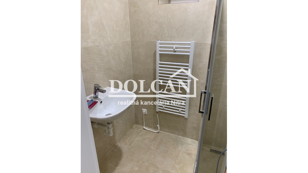 Na prenájom zariadený 2-izb.byt s parkovaním, Nitra, centrum