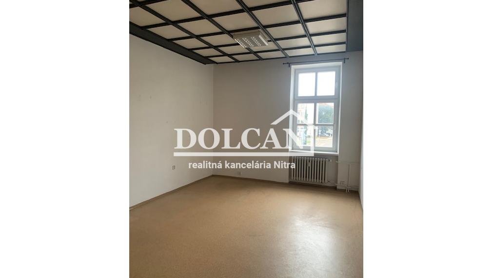 Na prenájom kancelária 28 m2 blízko mestského úradu, Nitra