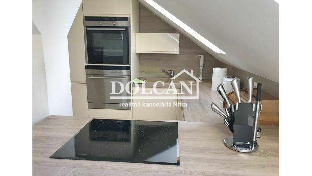 Veľkometrážny podkrovný byt  150 m2 v centre Nitry s parkovaním na prenájom