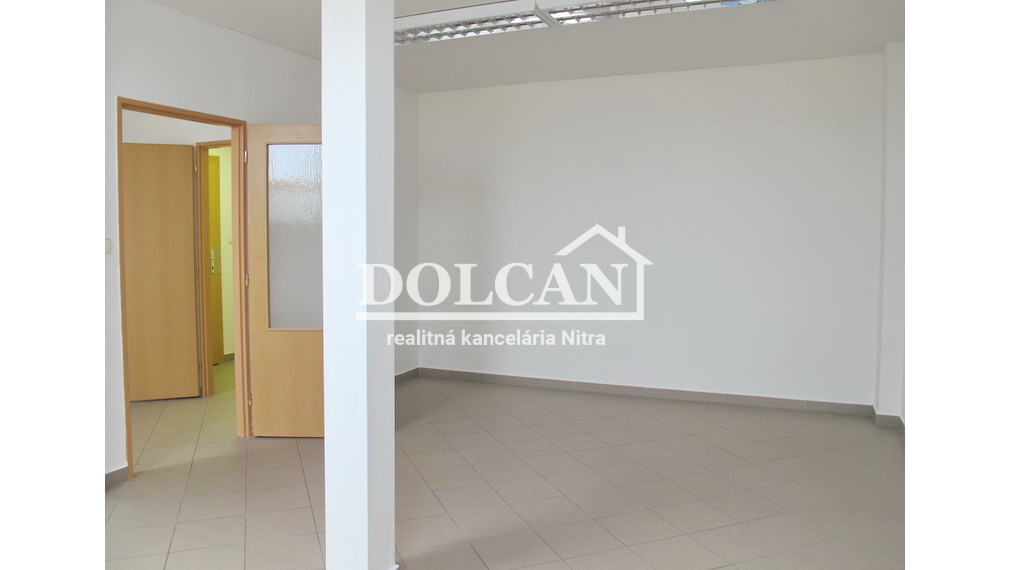 NA PRENÁJOM priestrannú kanceláriu na pešej zóne v Nitre