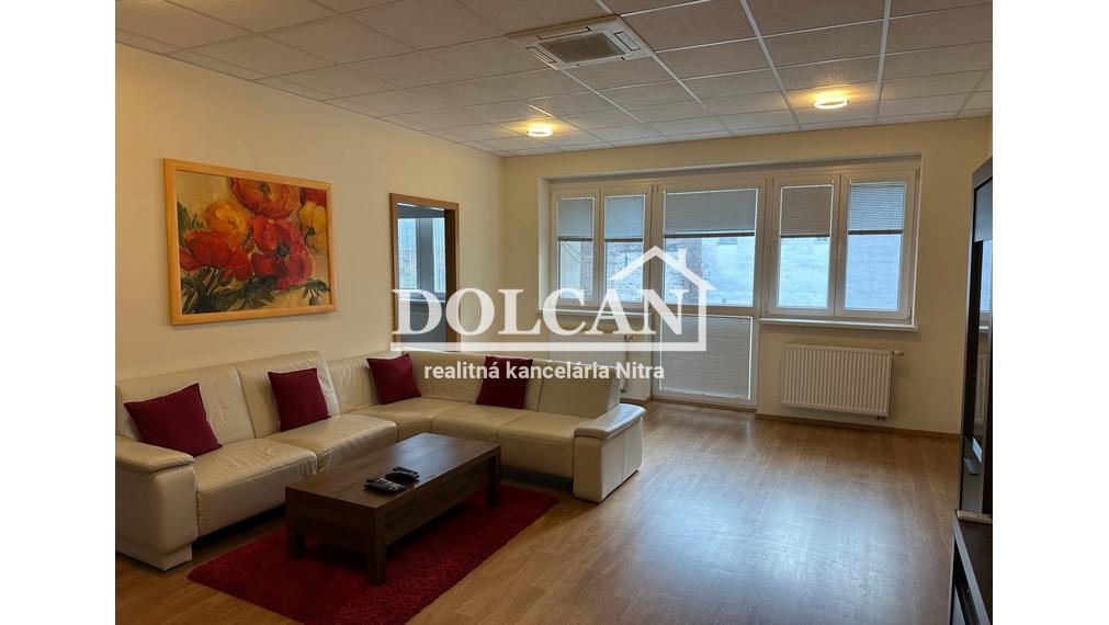 NA PRENÁJOM veľkometrážny 4 izb.byt v centre Nitry