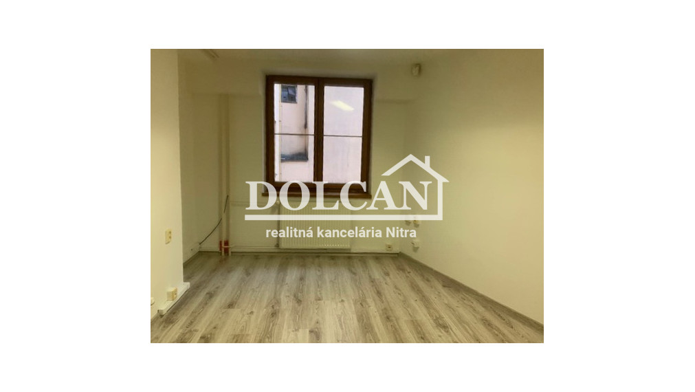 Na prenájom šikovná kancelária 12m2 na pešej zóne Nitra