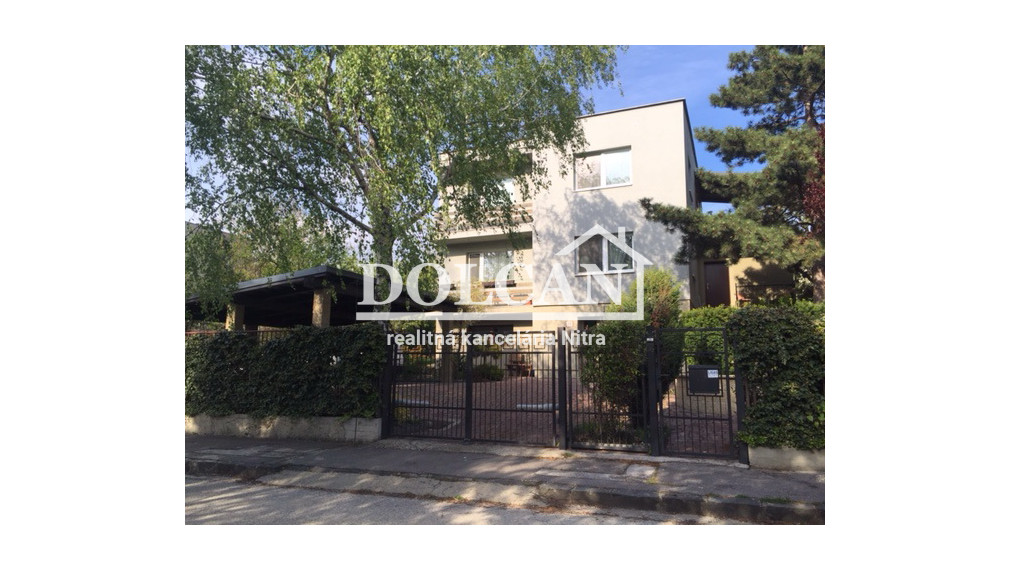 REZERVOVANÝ priestranný rodinný dom, Nitra, Zobor