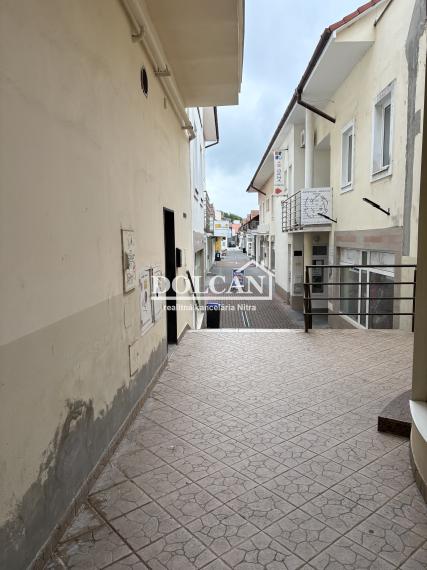 REZERVOVANÝ obchodný priestor s výkladmi 30 m2 v centre, Nitra