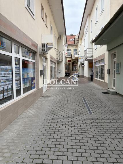 Na prenájom obchodný priestor s výkladmi 30 m2 v centre, Nitra