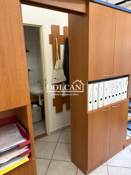 Na prenájom obchodný priestor s výkladmi 30 m2 v centre, Nitra