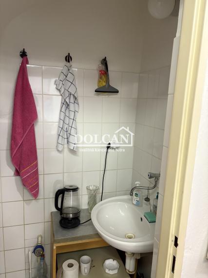 Na prenájom obchodný priestor s výkladmi 30 m2 v centre, Nitra