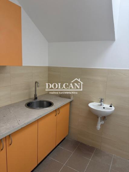 Na prenájom predajňa na prízemí v objekte s parkovaním, Nitra