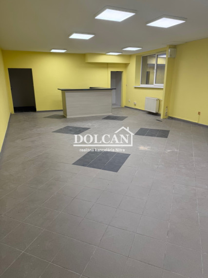 Na prenájom predajňa na prízemí v objekte s parkovaním, Nitra