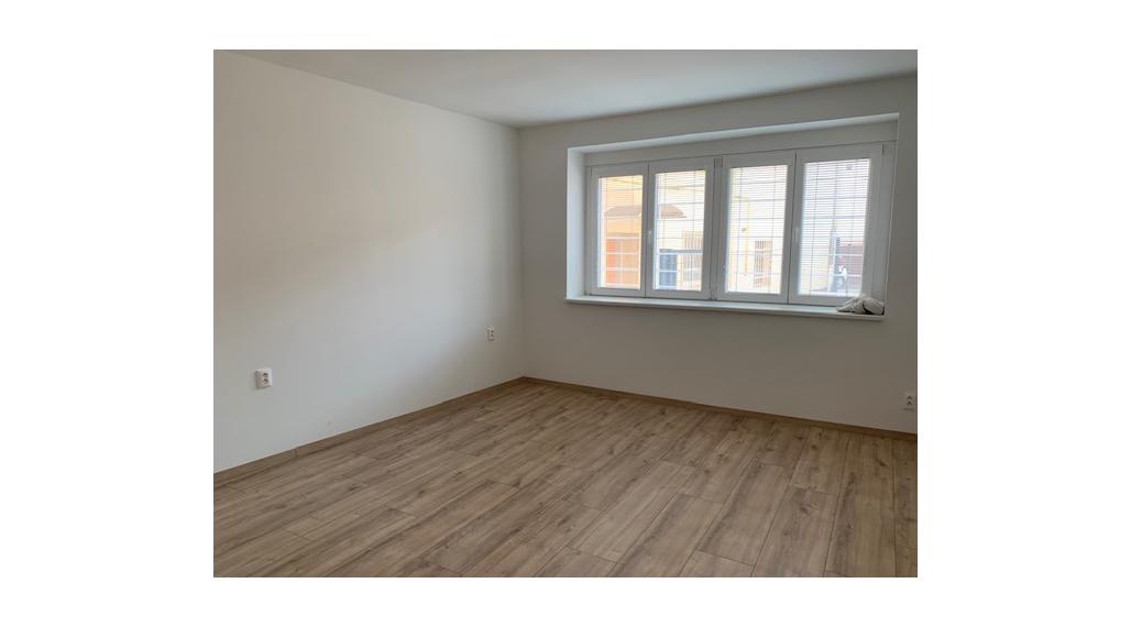 Na prenájom nezariadený 2-izb.byt s možnosťou parkovania, Nitra, centrum