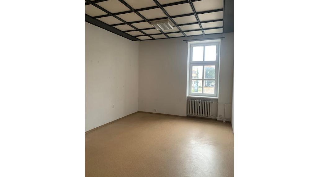 Na prenájom kancelária 28 m2 blízko mestského úradu, Nitra