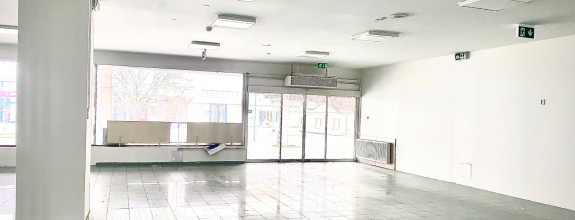 PRENÁJOM obchodný priestor s výkladmi, pešia zóna 275 m2, Nitra