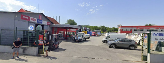 Na prenájom predajňa so skladom v objekte s parkovaním, Nitra
