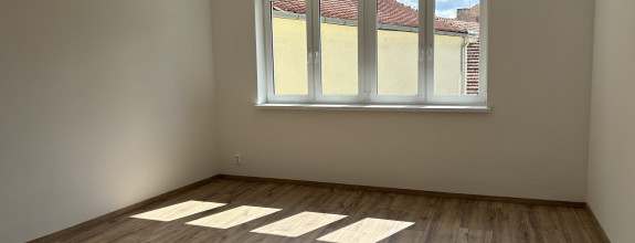 REZERVOVANÝ prenájom nezariadený 3-izb.byt, Nitra, centrum