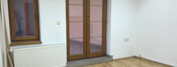Kancelária s veľkou terasou na pešej zóne v Nitre, 18 m2