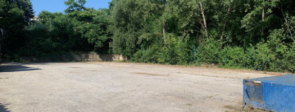 Spevnená plocha na skladovanie v uzavretom areáli Nitra, Pražská