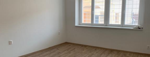 Na prenájom nezariadený 2-izb.byt s možnosťou parkovania, Nitra, centrum