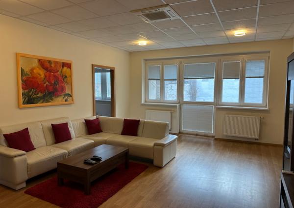 NA PRENÁJOM veľkometrážny 4 izb.byt v centre Nitry