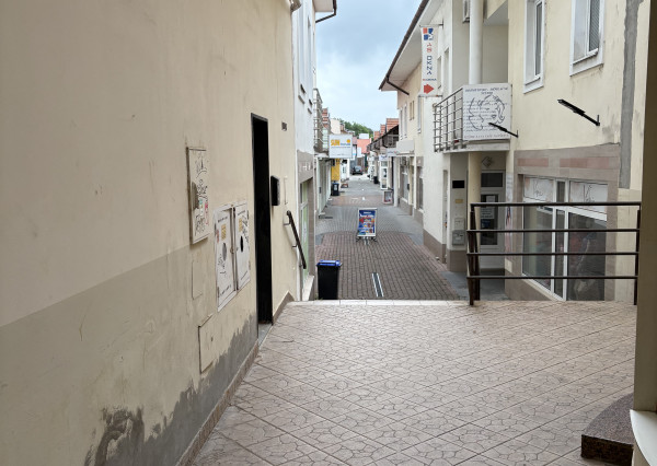 Na prenájom obchodný priestor s výkladmi 30 m2 v centre, Nitra