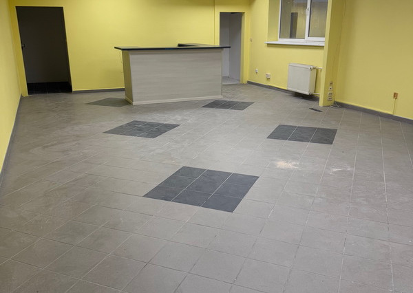 Na prenájom predajňa na prízemí v objekte s parkovaním, Nitra