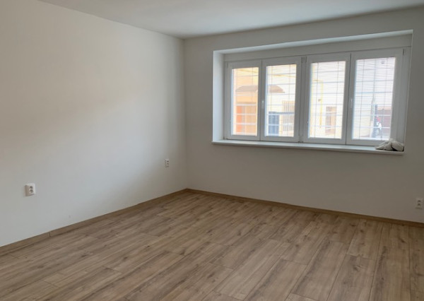 Na prenájom nezariadený 2-izb.byt s možnosťou parkovania, Nitra, centrum