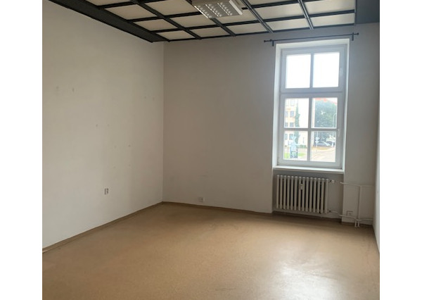 Na prenájom kancelária 28 m2 blízko mestského úradu, Nitra